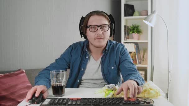 Pro Gamer in hoofdtelefoon Speelt in de eerste persoon Shooter op zijn personal computer. — Stockvideo