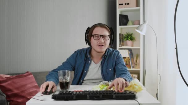 Pro Gamer in headphones Plays in the First Person Shooter on His Personal Computer. — Stock Video