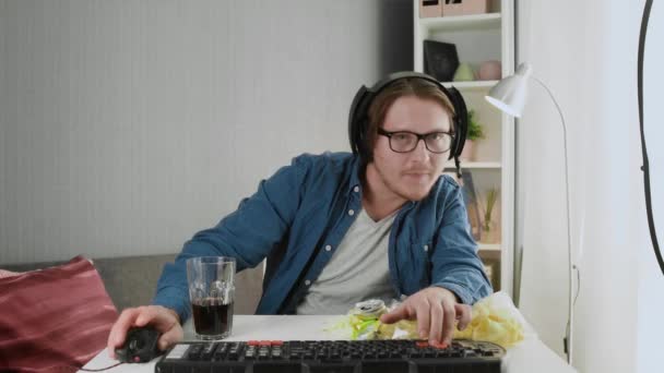 Pro streamer in hoofdtelefoon Speelt in viedogame op zijn personal computer. — Stockvideo