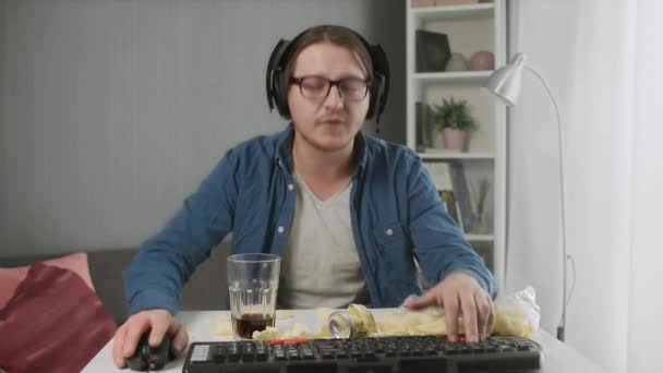 Junge Handsome Pro Gamer fühlen sich aufgeregt, während sie in Online Cyber Sport Game zu Hause spielen — Stockvideo