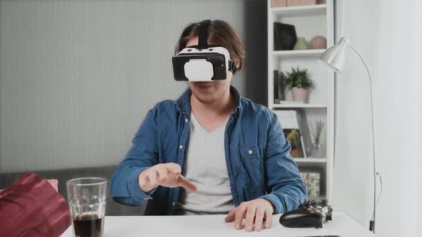 Homme portant des lunettes de réalité virtuelle. Beau mâle utilisant un casque VR à la maison — Video