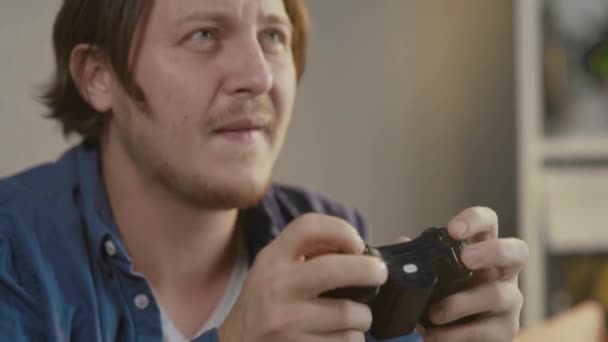 Detailní záběr mladého muže hrát videohry v konzoli — Stock video