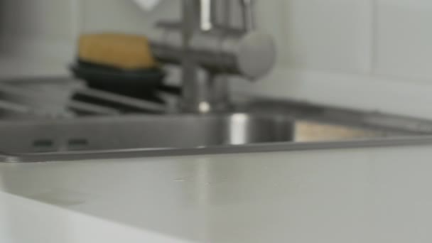 Mulher dona de casa em luvas amarelas lavar a mesa com pano branco e detergente . — Vídeo de Stock