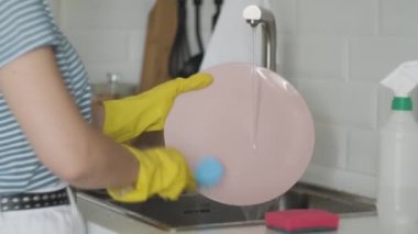 Kirli bulaşık yığını Mutfak lavabosunda yıkanan eller