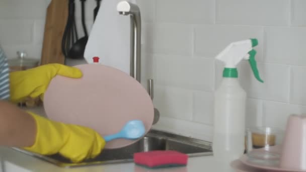 Жінка миє величезну рибу на кухні — стокове відео