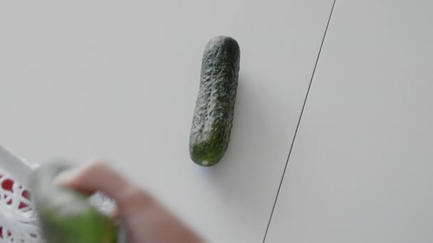 Close up of woman unpacking mesh shopping bag with cucumbers, tomatoes, peppers on the kitchen on wooden table. Zero waste home and eco bag. Eco Shopping. — Stock Video