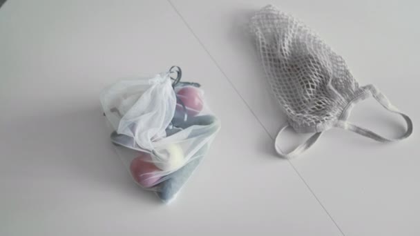 재사용 가능 한 메시의 맨 위에서 식탁에 신선 한 야채가 놓인 자루를 생산 한다 — 비디오