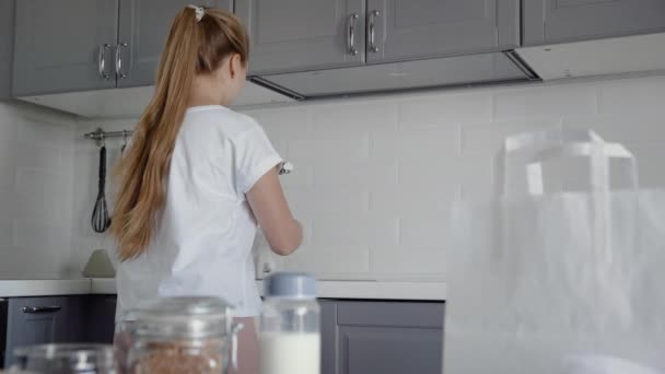 Kadın bulaşıkları yıkıyor ve dışarı çıkıyor. — Stok video