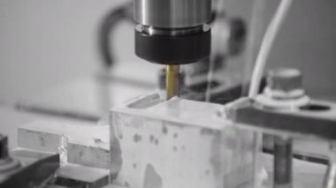 Değirmen makinesi, yüksek teknoloji ürünü torna makinesiyle çalışıyor.