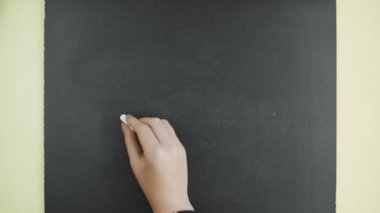 Üst Manzara. Kadın tahtaya tebeşirle 