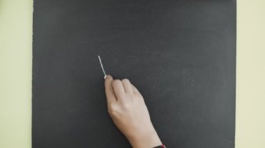 Üst Manzara. Kadın tahtaya tebeşirle 