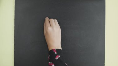 Üst Manzara. Kadın tahtaya tebeşirle 