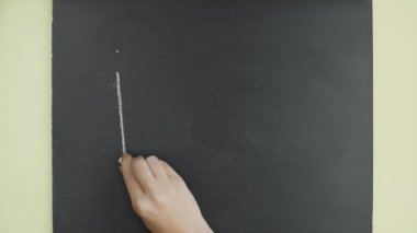 Üst Manzara. Kadın tahtaya tebeşirle 