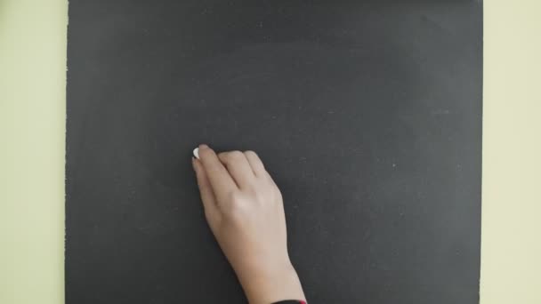 Vista dall'alto. Donna scrive la parola UFFICIO con gesso su una lavagna . — Video Stock