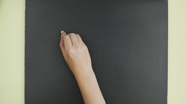 Краєвид. Жінка пише слово TEAM WORK з крейдою на дошці. — стокове відео