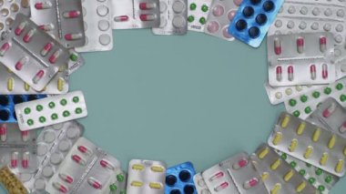 Mavi arkaplandaki su toplayan kapsüllerde tabletler
