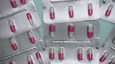 Mavi arkaplandaki su toplayan kapsüllerde tabletler