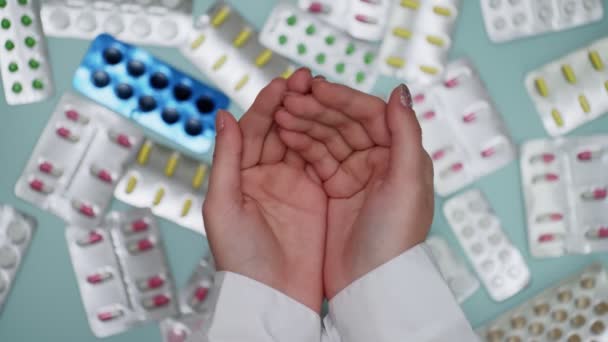 Médicos do sexo feminino mãos pegar pílulas com muitas bolhas no fundo — Vídeo de Stock