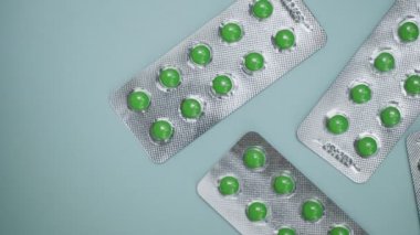 Mavi arkaplandaki su toplayan kapsüllerde tabletler