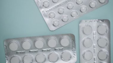 Mavi arkaplandaki su toplayan kapsüllerde tabletler