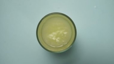 Aspirin ya da coşkun bir hap bir bardak suya düşüyor..