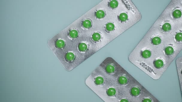 Tabletter kapslar i en blisterförpackning på blå bakgrund — Stockvideo
