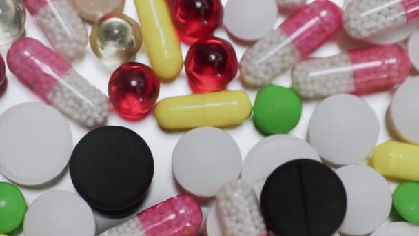 Un grand nombre de différents types de pilules tombant sur fond blanc 