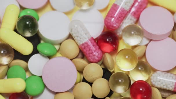 Enorm aantal verschillende soorten pillen vallen op witte achtergrond — Stockvideo