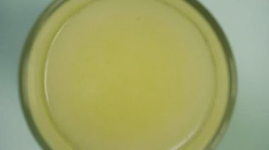 Hapın bardakta suyla düşüşünü yakından çek. Bir bardak suda çözünen özel bir tablet aspirin.