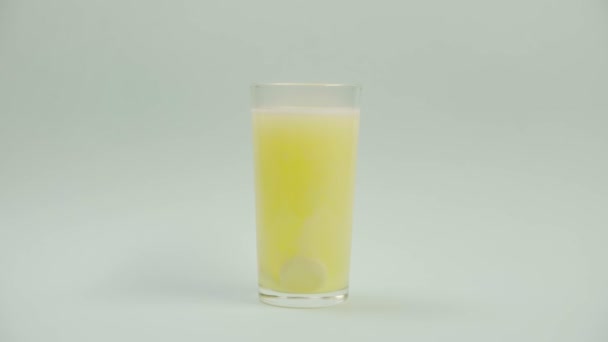 Pil vallen in glas met water. bruisende tablet aspirine. Termijnen — Stockvideo
