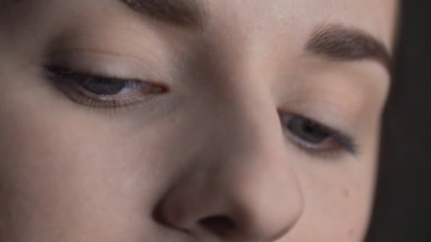Natürliche Schönheit Schöne Frau mit Make-up posiert vor der Kamera — Stockvideo
