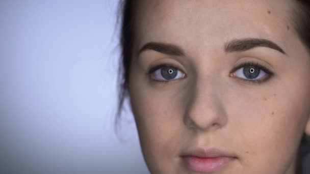 Natuurlijke schoonheid. Mooie vrouw met make-up poseren op de camera — Stockvideo