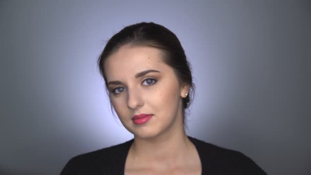 Přírodní krása. Krásná žena s make-up pózovat na kameru — Stock video