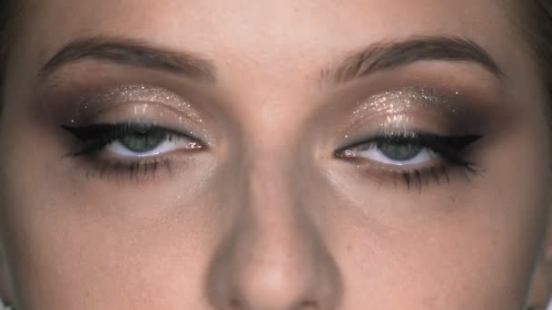 Beleza natural. Close up de mulher bonita com maquiagem olha para a câmera — Vídeo de Stock
