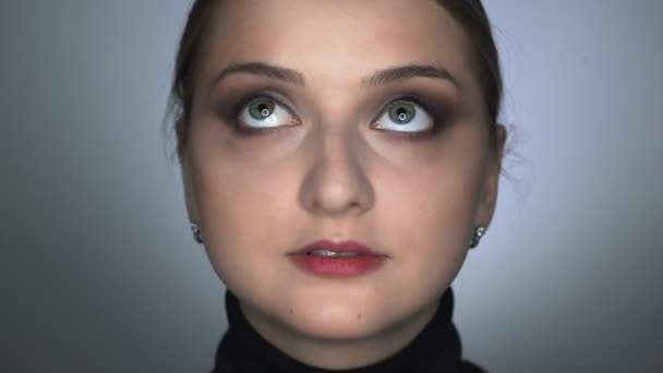 Make-up umělec dělat profesionální make-up pro mladou ženu ve studiu krásy. Make-up Artist aplikuje prášek s velkým štětcem — Stock video