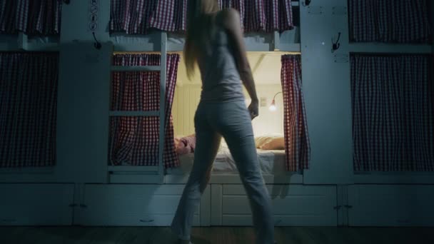 Jong meisje ligt in bed en valt in slaap in gezellige hostel kamer — Stockvideo