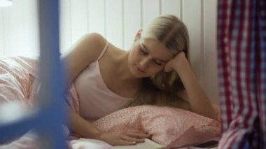 Genç bayan kitap okumayı bitirdi, ışığı kapattı ve uyumaya gitti.