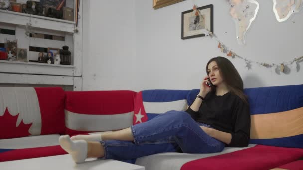 Frau im Gespräch mit einem Geschäftspartner oder einer Freundin zu Hause — Stockvideo