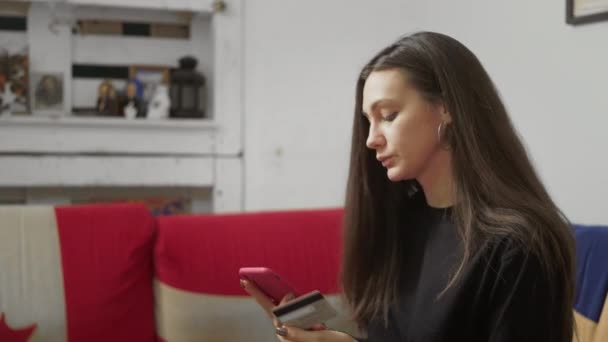 Bella donna che utilizza la carta di credito per lo shopping online sul suo smartphone — Video Stock