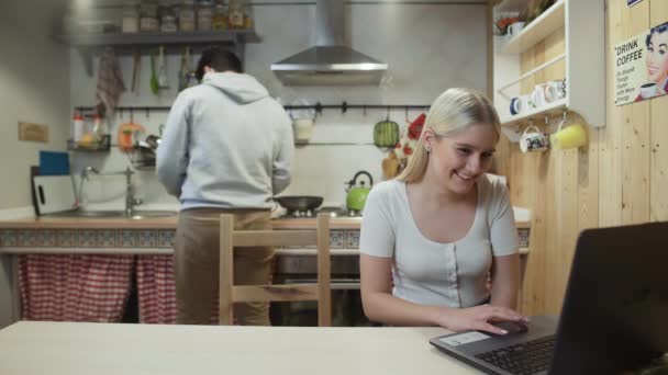 Um casal feliz a tomar o pequeno almoço. Jovem traz café para sua namorada ou esposa — Vídeo de Stock