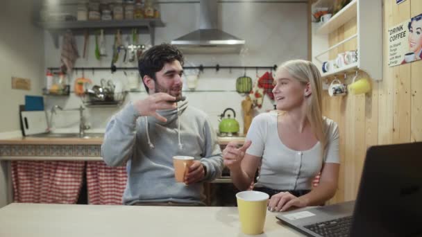 Glückliches Paar beim Frühstück. Junger Mann bringt seiner Freundin oder Frau Kaffee — Stockvideo