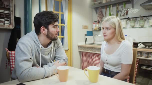 Jeune couple parlant et buvant du thé ensemble sur une cuisine — Video