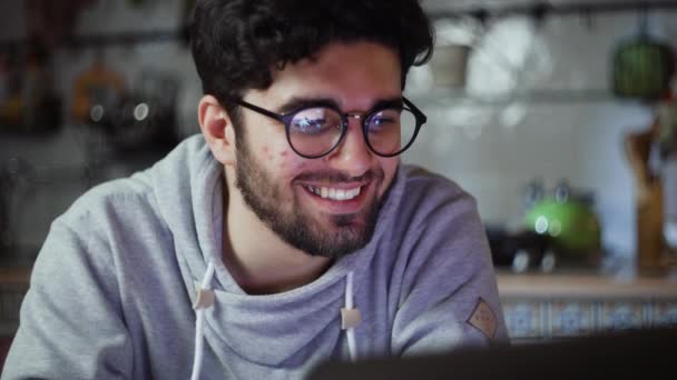 Close up de homem feliz trabalhando no laptop na cozinha em casa à noite — Vídeo de Stock