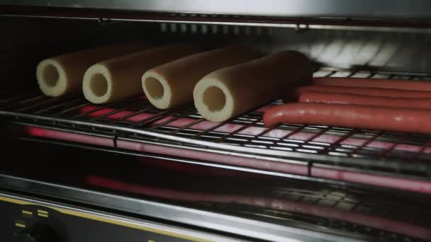 Hot dogot sütök grillsütőn. Francia kutya. Főzés hotdog — Stock videók