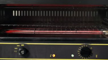 Ekmeğin içinde shawarma yapan eldivenli profesyonel şefin elleri. Şef shawarma için kızarmış ekmek