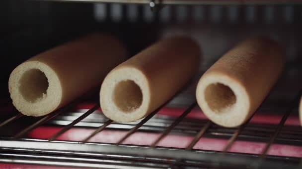 Roosteren van hot dog broodjes in de oven. Franse hond. Kookhotdog — Stockvideo