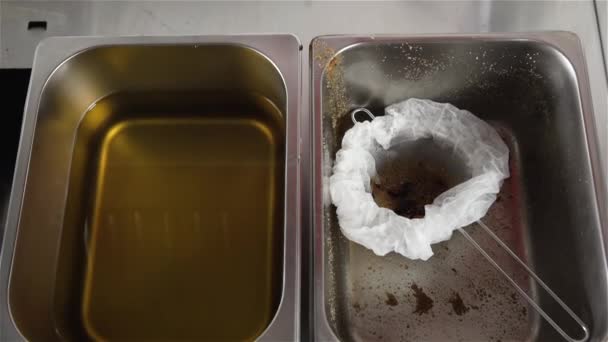 Špatná a dobrá kvalita oleje pro hluboké smažení — Stock video