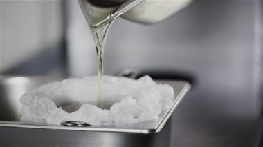 Aşçı yağın kötü kalitesini yağda kızarırken süzgeçten döker.