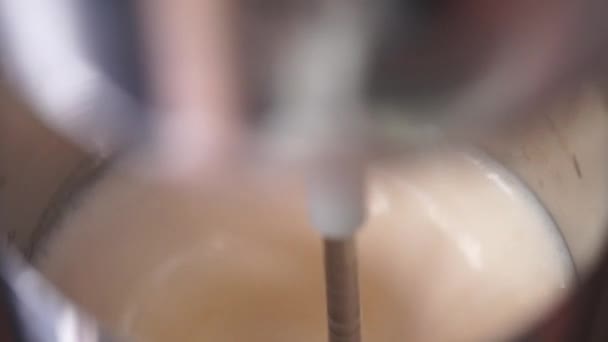 Macro shot de mélange de lait et de crème glacée dans un mélangeur 