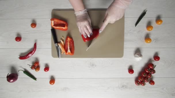 Chef corta pimiento chino en tablero de plástico vista superior — Vídeos de Stock